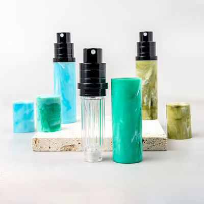 Flasche mit Marmor-Effekt-Parfümspray und reisefreundlicher Feinschmelz-Atomizer für elegante Duftverpackungen