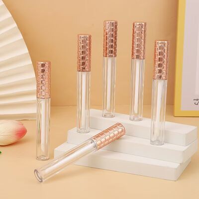 Großhandel 4,5 ml Kunststoff-Lipgloss-Rohr mit goldener Kappe und weißem Pinsel für leeren Kosmetikbehälter