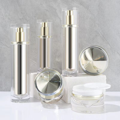 Helles Gold Acryl Mini-Sprühkopf mit elegantem Pumpdispenser und anpassbarer Schlauchlänge für Kosmetikverpackungen