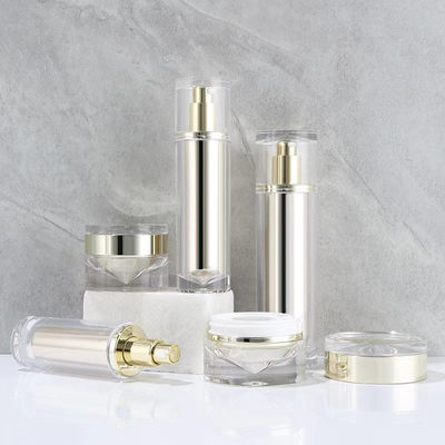 Helles Gold Acryl Mini-Sprühkopf mit elegantem Pumpdispenser und anpassbarer Schlauchlänge für Kosmetikverpackungen