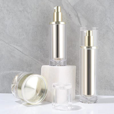 Helles Gold Acryl Mini-Sprühkopf mit elegantem Pumpdispenser und anpassbarer Schlauchlänge für Kosmetikverpackungen
