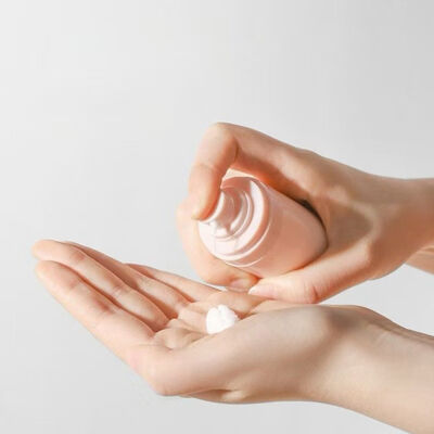 Großhandel 15ml 30ml 50ml umgedrehte kunststofflose Flaschen mit Sprühgerät / Cremepumpe