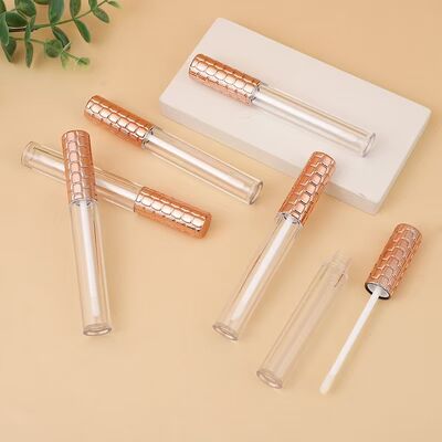 Großhandel 4,5 ml Kunststoff-Lipgloss-Rohr mit goldener Kappe und weißem Pinsel für leeren Kosmetikbehälter