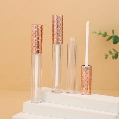 Großhandel 4,5 ml Kunststoff-Lipgloss-Rohr mit goldener Kappe und weißem Pinsel für leeren Kosmetikbehälter